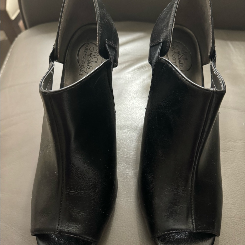 Black LifeStride, simple comfort, peep toe ladies shoe in excellent condition